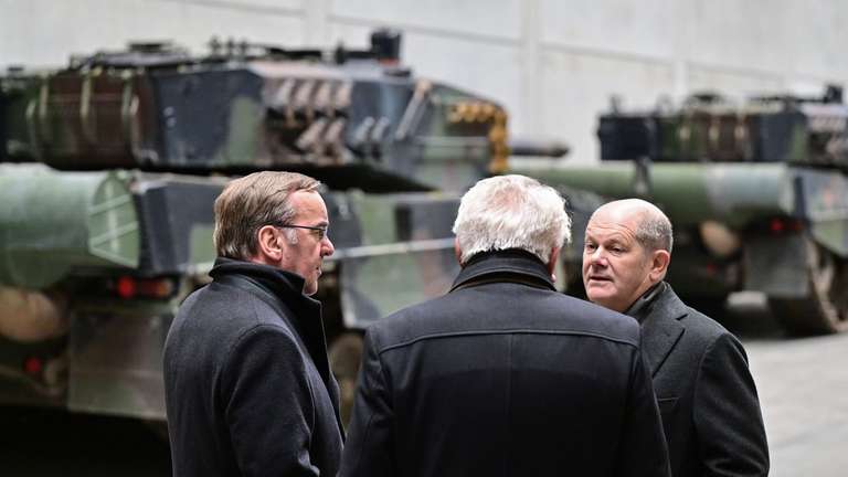 Kanzler Olaf Scholz (r.), Verteidigungsminister Boris Pistorius (l.) und Rheinmetall-Chef Armin Papperger. © Philipp Schulze/dpa