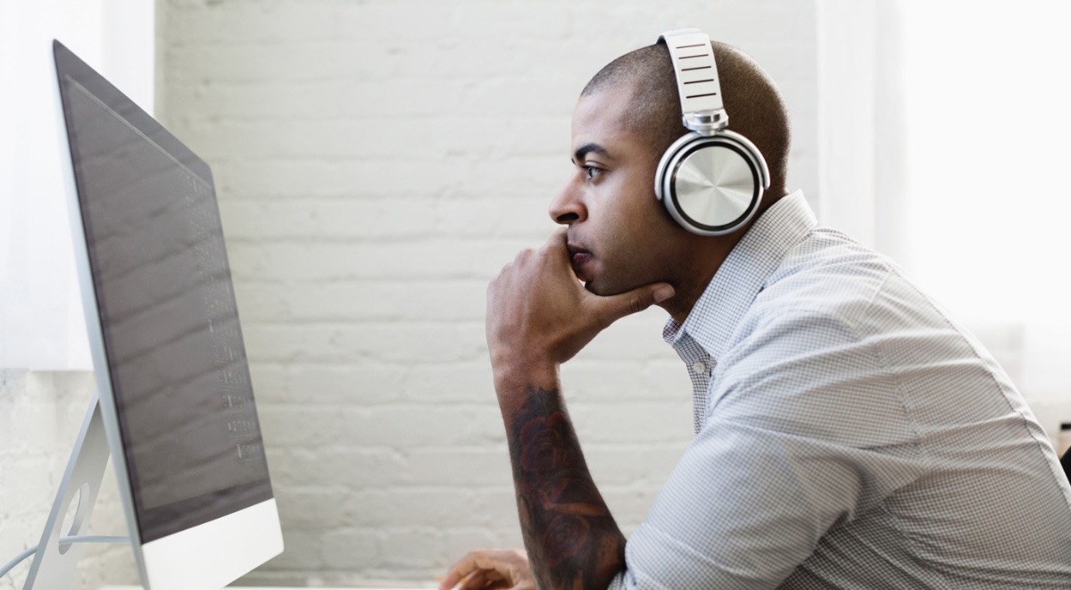 Noise-Cancelling-Kopfhörer blenden störende Geräusche aus und ermöglichen so eine bessere Konzentration bei der Arbeit